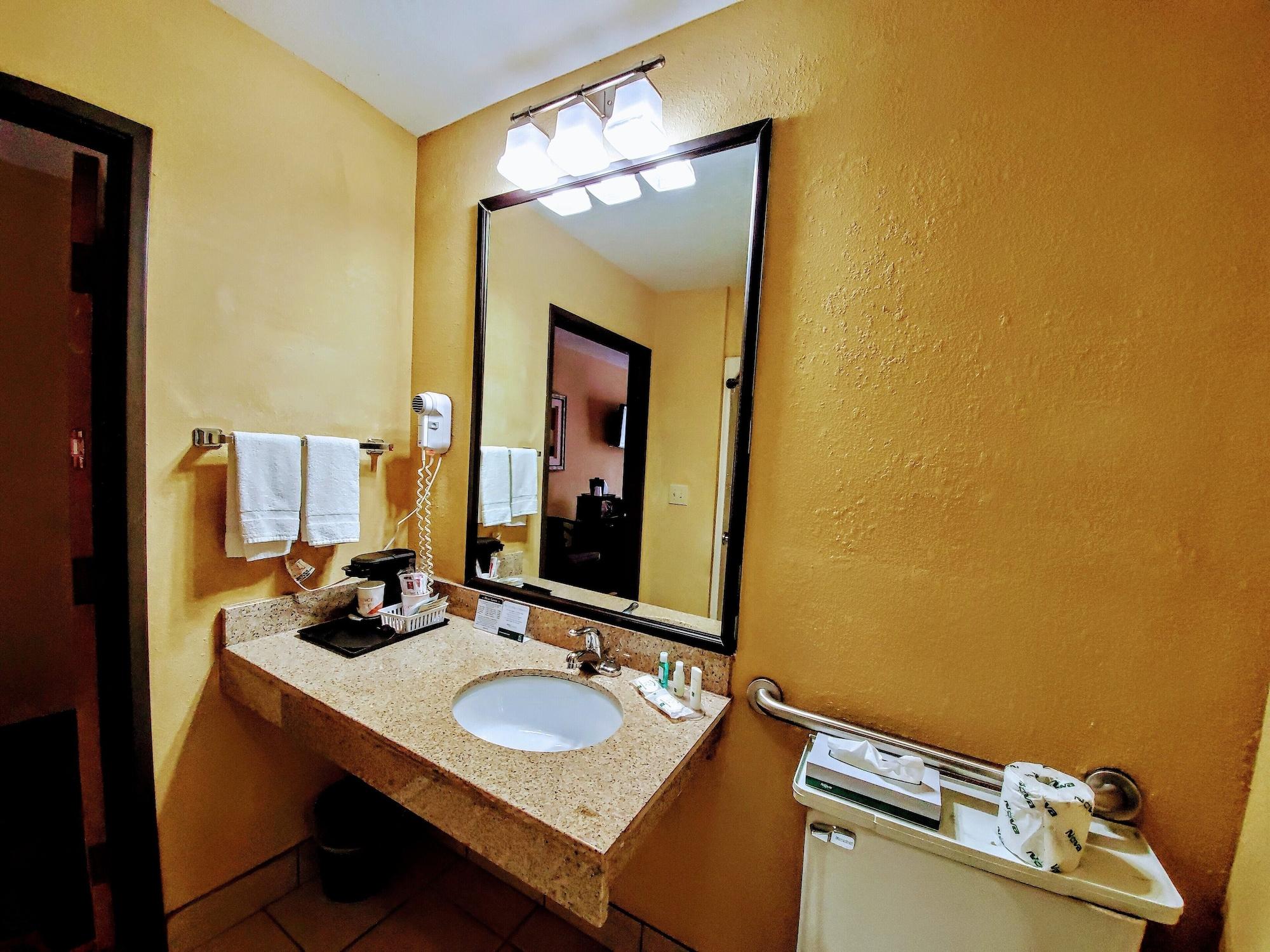Quality Inn Brunswick Cleveland South Екстериор снимка