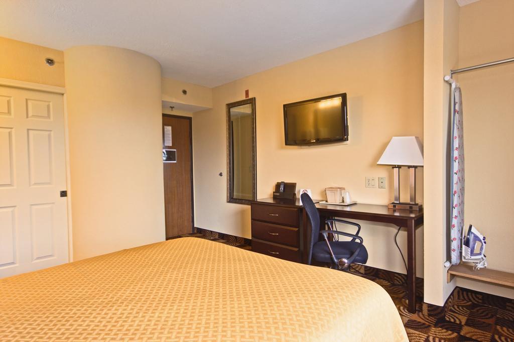 Quality Inn Brunswick Cleveland South Екстериор снимка