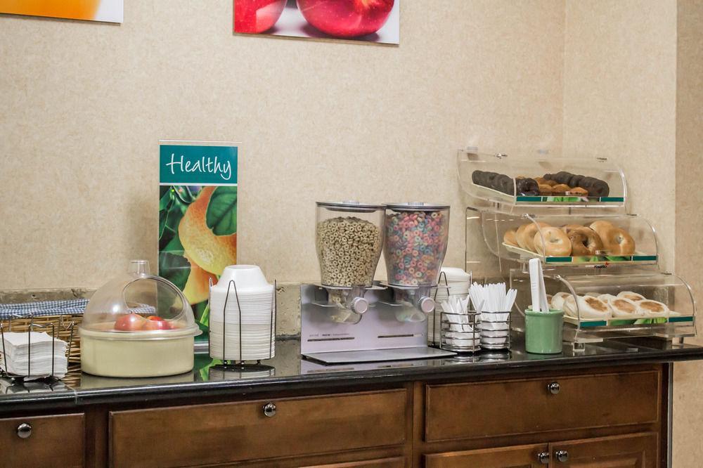 Quality Inn Brunswick Cleveland South Екстериор снимка