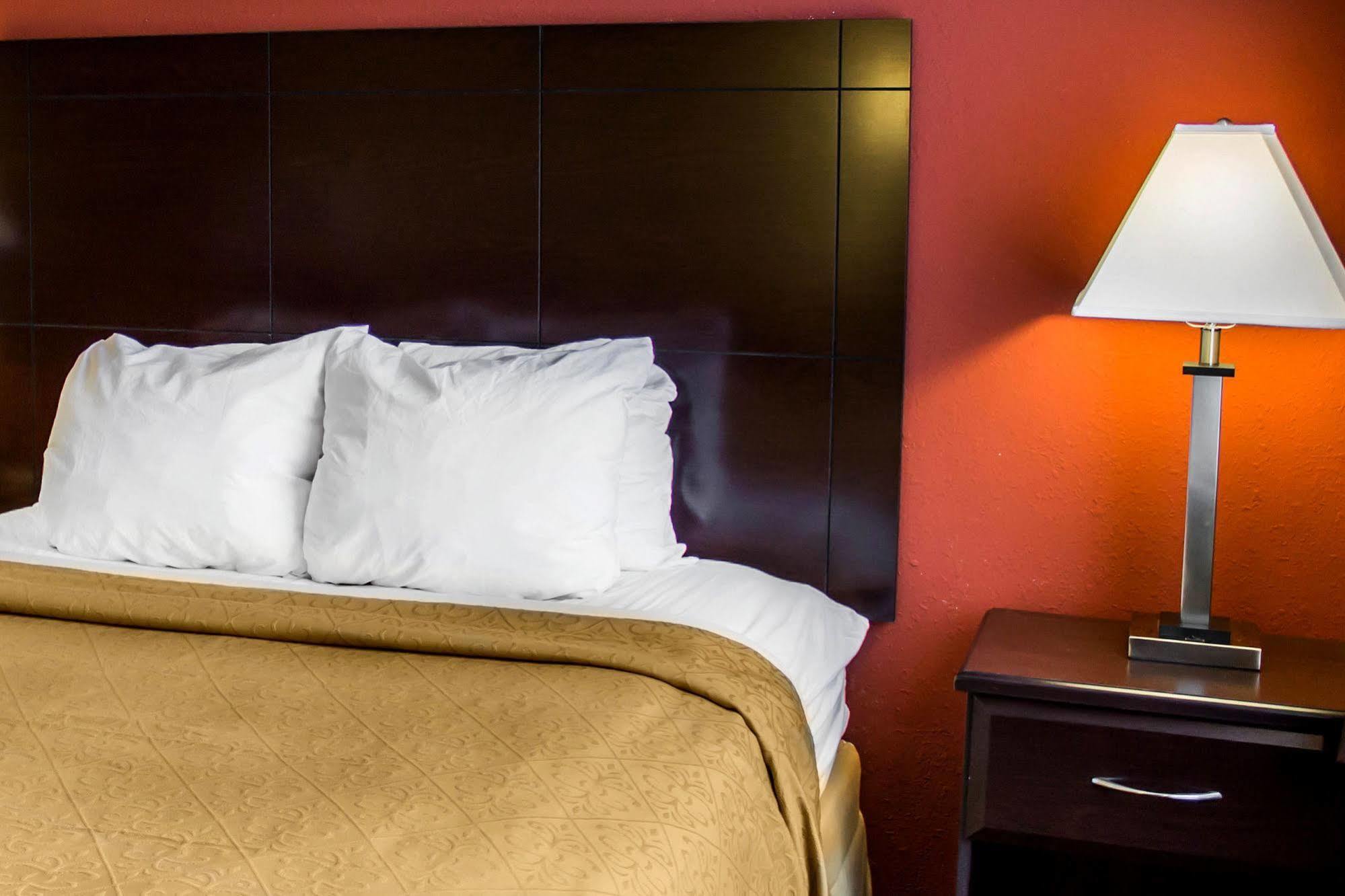 Quality Inn Brunswick Cleveland South Екстериор снимка